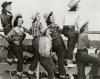 Hetvent vvel ezeltt 1934 ben amikor mr a nk tizenngy ve rendelkeztek vlasztjoggal a legends Levi s farmermrka piacra dobta ni vonalt a Lady Levi s jeans t forradalmastva ezzel a gyengbbik nem ltzkdst Ma mr amikor a ni eladsok tlszrnyaljk a frfiakt el se tudjuk kpzelni hogy lzads volt s btorsg kellett egy farmer viselshez