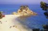 Emberek homokos tengerpart Emelkedett kilts sapka Roig Platja sapka Roig szak Platja d 39 Aro costa Brava Catalonia spanyolorszg